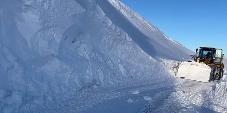 Kar kalınlığı 3 metreyi buldu