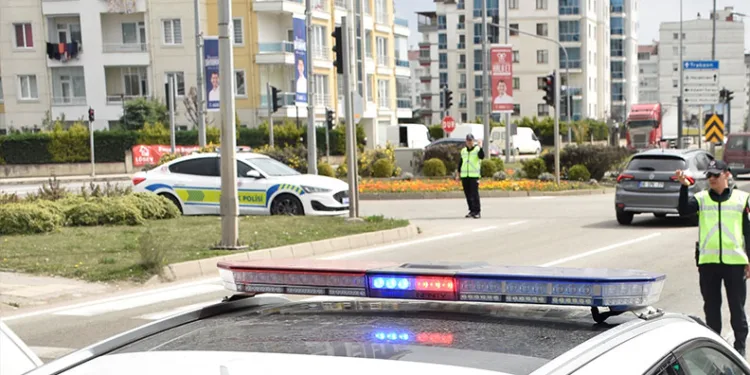 Suç örgütü operasyonunda gözaltına alınan 9 kişi adliyeye sevk edildi