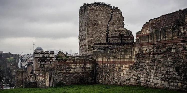 İstanbul’un Kara Surları yıkılmak üzere