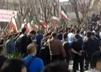 İran’da öğrenciler sokağa indi