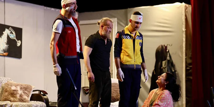 Gemlik Kent Konseyi’nden ayakta alkışlanan ilk oyun: “9 Canlı”