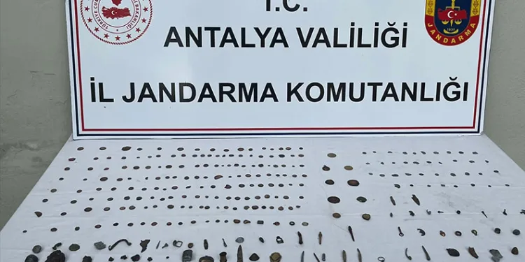 Hatay’da tırın yatak kısmından 5 kilo uyuşturucu çıktı