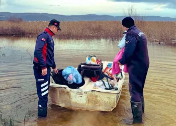 Uluabat Gölü’nde mahsur kalan aileyi jandarma kurtardı