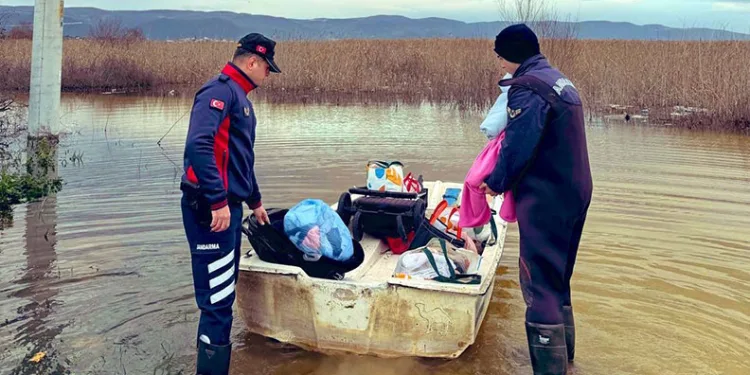 Uluabat Gölü’nde mahsur kalan aileyi jandarma kurtardı