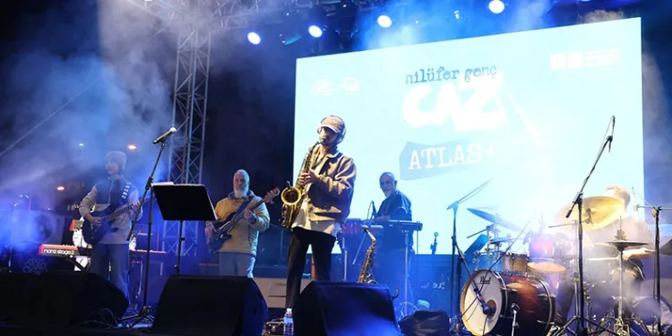 İlkokulda veliler kitap okuma yarışmasında ter döktü