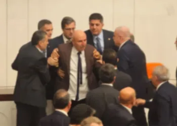 Meclis’te Akın Gürlek protestosu: CHP kürsüyü işgal etti