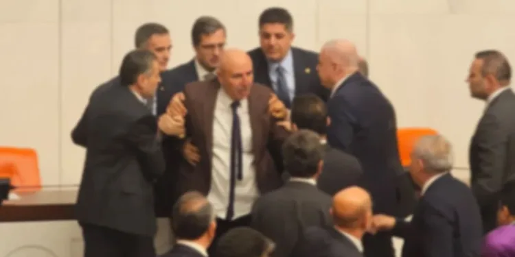 Meclis’te Akın Gürlek protestosu: CHP kürsüyü işgal etti