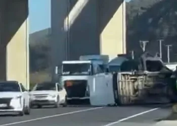 Bursa’da devrilen minibüs, yolun karşısına geçti