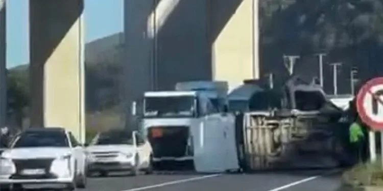 Bursa’da devrilen minibüs, yolun karşısına geçti