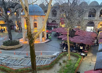 İlkokulda veliler kitap okuma yarışmasında ter döktü