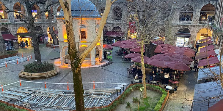 İlkokulda veliler kitap okuma yarışmasında ter döktü