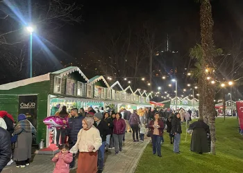 İlkokulda veliler kitap okuma yarışmasında ter döktü