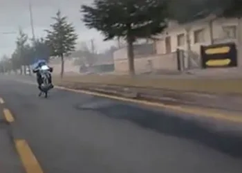 Çanakkale’de yanan araç bomba gibi patladı