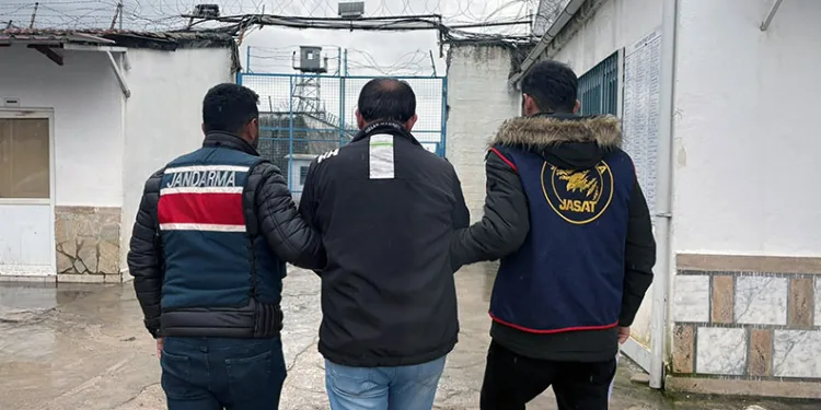 Suç örgütü operasyonunda gözaltına alınan 9 kişi adliyeye sevk edildi