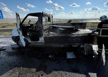 Batman’da seyir halindeki kamyonet alev aldı