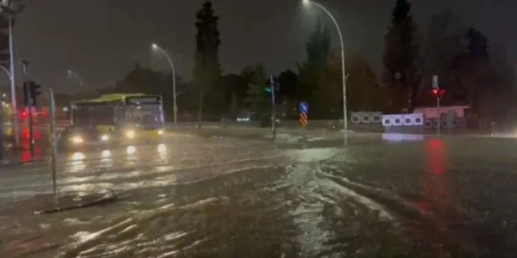 Bursa’da ehliyetsiz sürücü, park halindeki araçlara çarptı: 8 yaralı