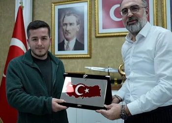 İlkokulda veliler kitap okuma yarışmasında ter döktü