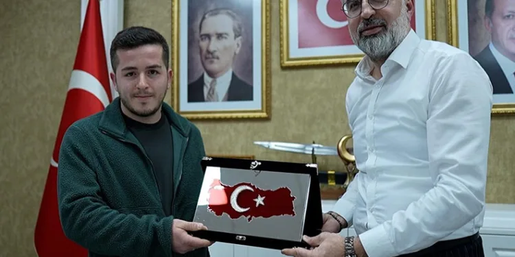 İlkokulda veliler kitap okuma yarışmasında ter döktü