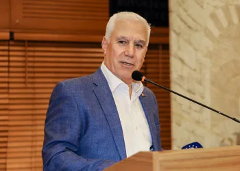 Uludağ’ın zirvesindeki donmuş Türk Bayrağını dağcılar değiştirdi