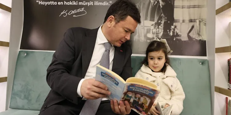 Uluabat Gölü’nde mahsur kalan aileyi jandarma kurtardı