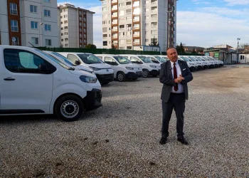 Uşak Belediyesi 14 tane yeni hizmet aracını bünyesine katarak araç filosunu genişletti