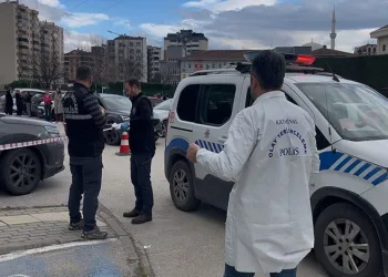 Uluabat Gölü’nde mahsur kalan aileyi jandarma kurtardı