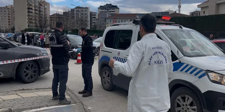 Uluabat Gölü’nde mahsur kalan aileyi jandarma kurtardı