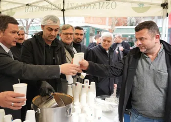 Uluabat Gölü’nde mahsur kalan aileyi jandarma kurtardı