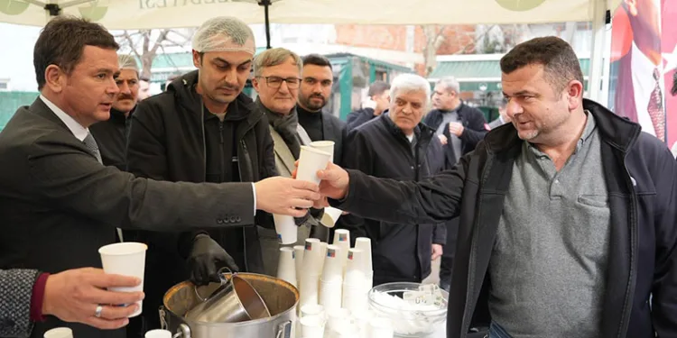 Uluabat Gölü’nde mahsur kalan aileyi jandarma kurtardı