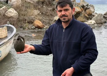 İznik Gölü’nde balıkçıların ağına küp takıldı