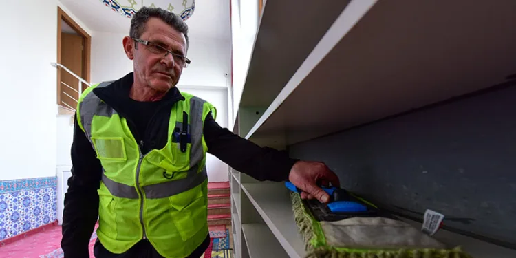 Otomobile çarpan motosiklet savruldu: 2 yaralı