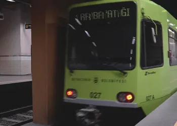 İlkokulda veliler kitap okuma yarışmasında ter döktü