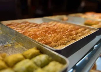 İlkokulda veliler kitap okuma yarışmasında ter döktü