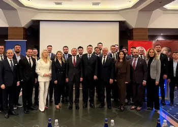 İlkokulda veliler kitap okuma yarışmasında ter döktü