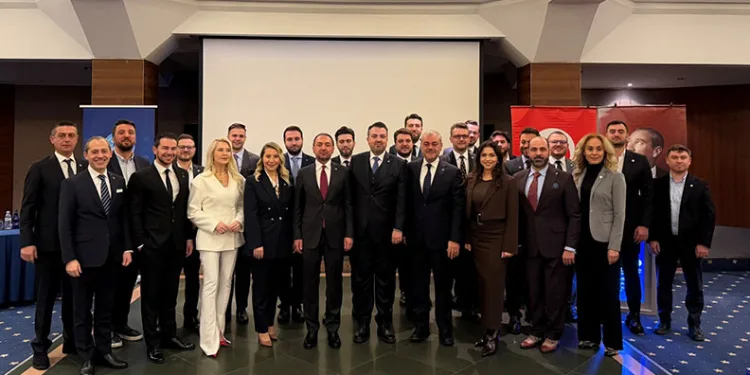 İlkokulda veliler kitap okuma yarışmasında ter döktü