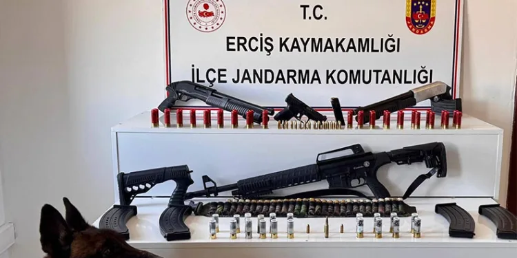 Çanakkale’de yanan araç bomba gibi patladı