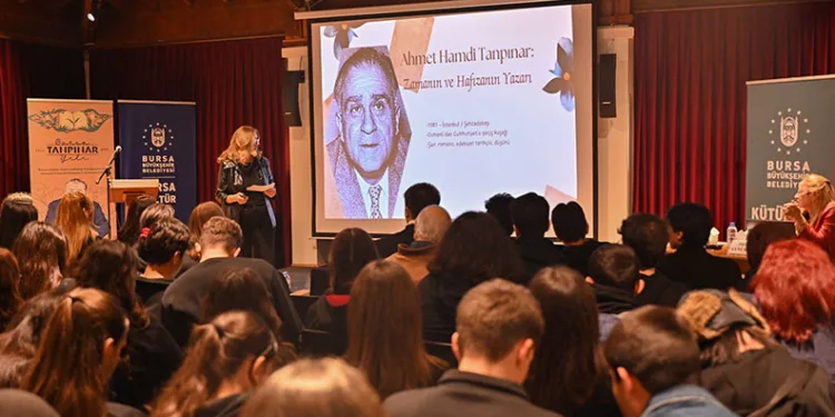 İlkokulda veliler kitap okuma yarışmasında ter döktü