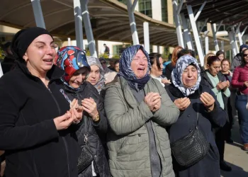 Görev yaptığı adliyede ölü bulunan güvenlik görevlisi gözyaşlarıyla uğurlandı