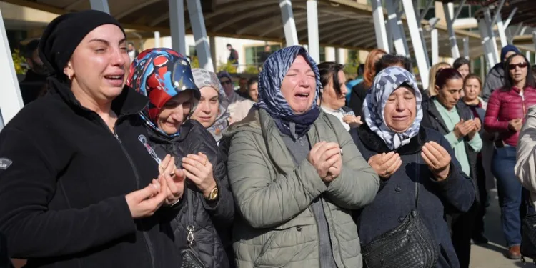 Görev yaptığı adliyede ölü bulunan güvenlik görevlisi gözyaşlarıyla uğurlandı