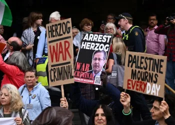 Avustralya polisinden namaz kılan Filistin yanlısı protestoculara sert müdahale