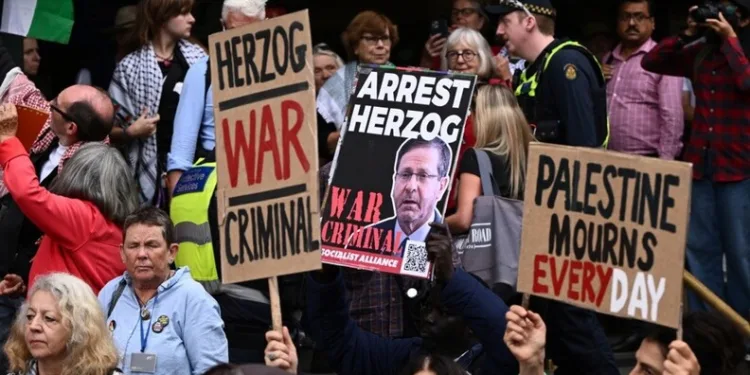 Avustralya polisinden namaz kılan Filistin yanlısı protestoculara sert müdahale