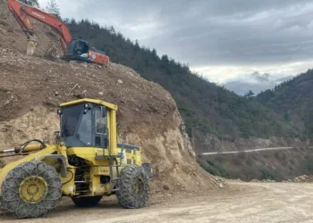 Sinop’ta yol güvenliği için kayalar kırılıyor
