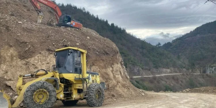 Sinop’ta yol güvenliği için kayalar kırılıyor