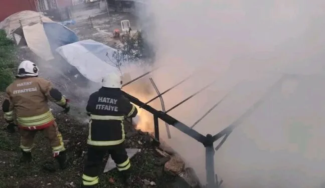 Hatay’da havalandırma boşluğuna düşen köpek kurtarıldı