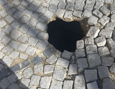 Hatay’da havalandırma boşluğuna düşen köpek kurtarıldı