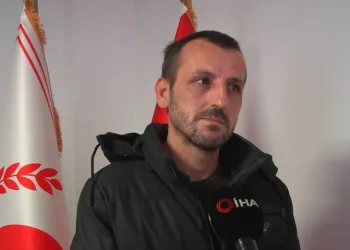 Hatay’da havalandırma boşluğuna düşen köpek kurtarıldı