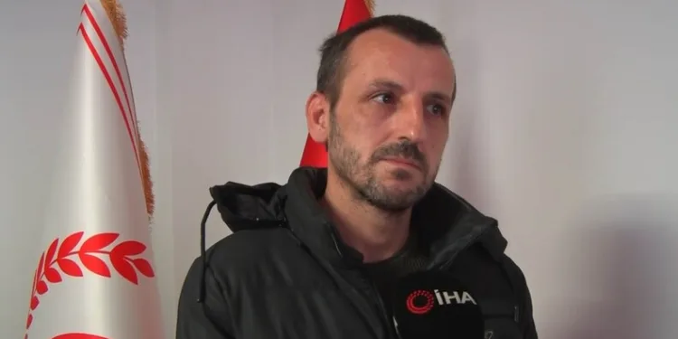 Hatay’da havalandırma boşluğuna düşen köpek kurtarıldı