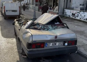 Hatay’da havalandırma boşluğuna düşen köpek kurtarıldı