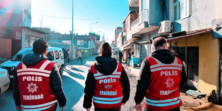 Hatay’da havalandırma boşluğuna düşen köpek kurtarıldı