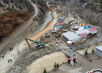 Hatay’da havalandırma boşluğuna düşen köpek kurtarıldı